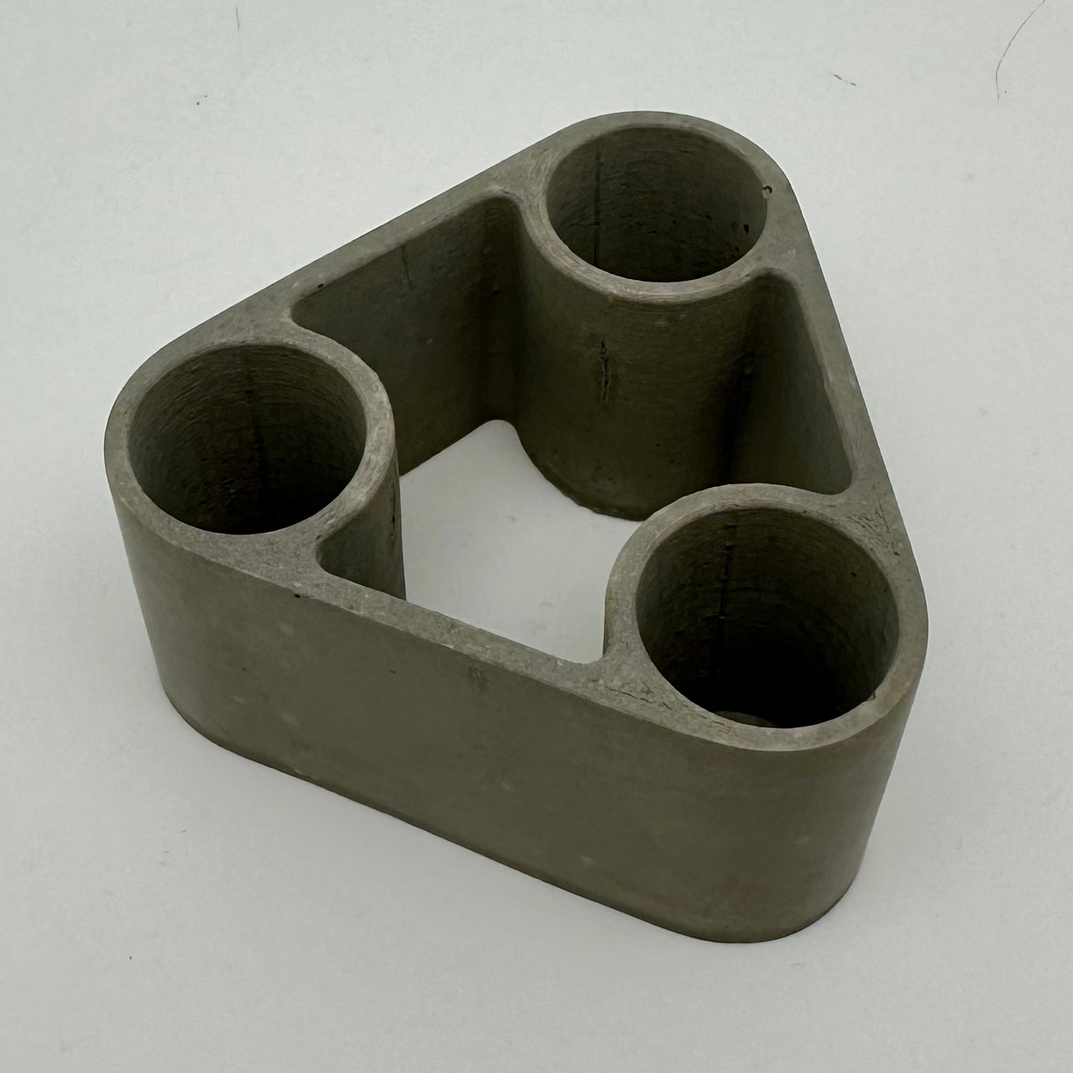 Deluxe420 Köpfchenständer aus Beton – dreifach Halter, Draufsicht