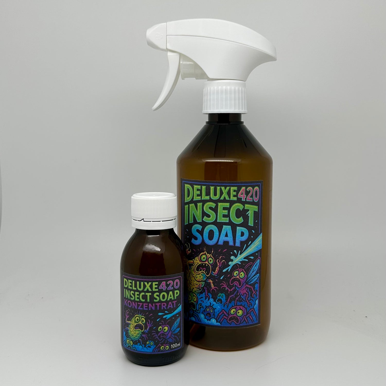 kleine glasflasche mit konzentrat und sprühflsche